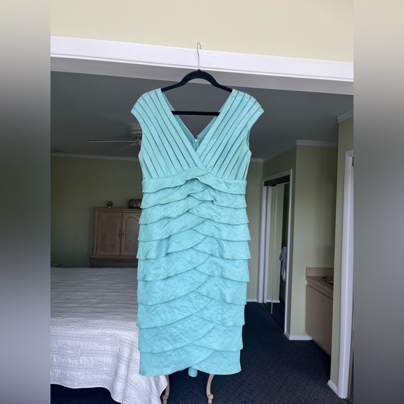 Adrianna Papell Crisscross Shutter Pleat Sheath Dress Green Size 10 Cocktail - Picture 3 of 12